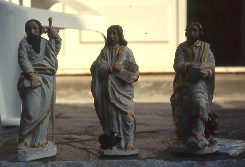 tabernacle et trois statues (statuettes) : Saint Paul, Saint Jean et Saint Luc