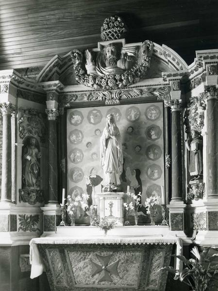 autel et retable du croisillon nord, ses deux statues : Saint François et Saint Marc et son tableau : Le Rosaire