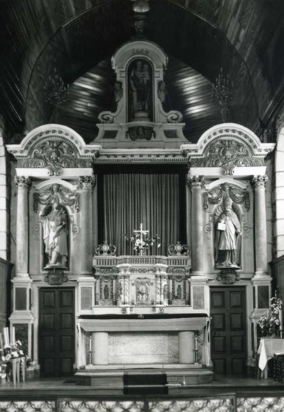 retable du maître-autel, ses trois statues : Saint Jacques, Saint Colomban, Vierge à l'Enfant et son tableau : Assomption