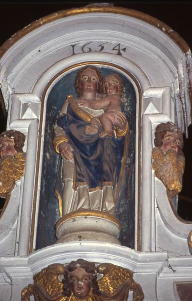 retable du maître-autel, ses trois statues : Saint Jacques, Saint Colomban, Vierge à l'Enfant et son tableau : Assomption