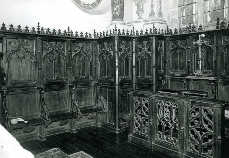 ensemble du mobilier du choeur : stalles, clôture (table de communion), orgue et bancs de fidèle (ici stalles)