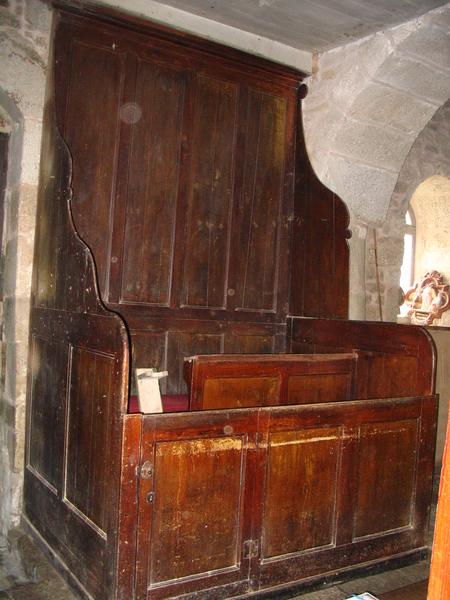 ensemble du mobilier du choeur : stalles, clôture (table de communion), orgue et bancs de fidèle (ici banc de fidèle)