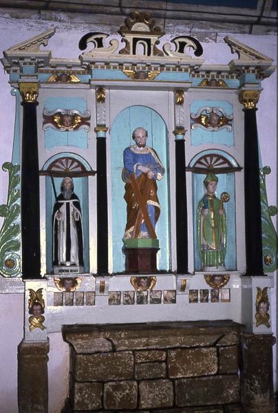 retable et ses deux statues : Saint François et Saint évêque - © Monuments historiques