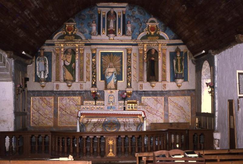 autel (maître-autel), tabernacle et retable avec ses six statues : Saint Louis, Saint Matthieu, Saint Rivalin, Saint Cado, Saint Corneille et son boeuf, Notre-Dame des Fleurs, et ses deux statues (statuettes) : Anges - © Monuments historiques