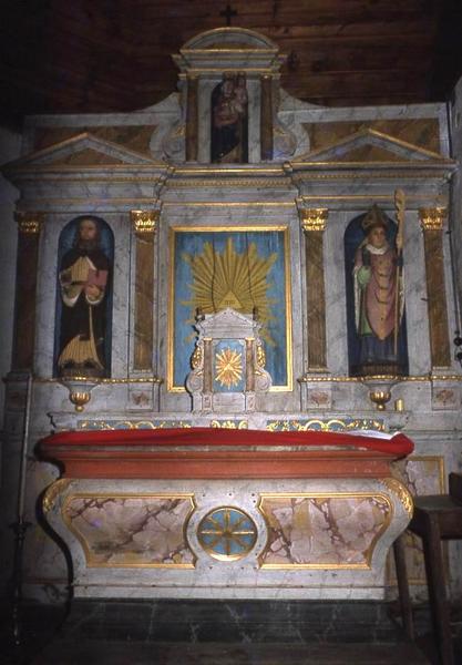 autel et retable de la chapelle nord avec ses trois statues : Saint Mériadec, Saint Paul et Vierge à l'Enfant - © Monuments historiques