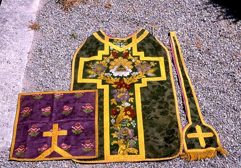 ornement liturgique : chasuble et étole de clerc - © Monuments historiques