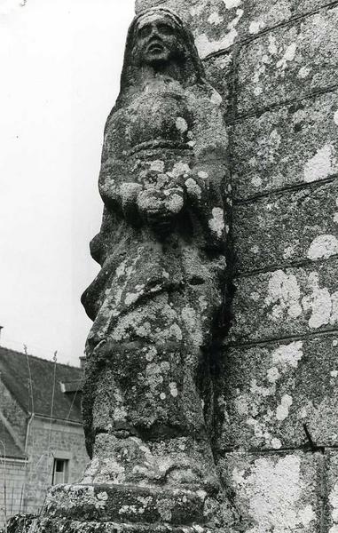 deux statues d'un calvaire monumental : Vierge et Saint Jean - © Monuments historiques