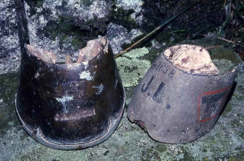 deux objets de dévotion (sabots de chevaux)