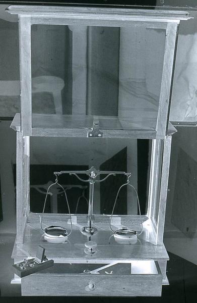 balance de précision (balance à pharmacie) - © Monuments historiques