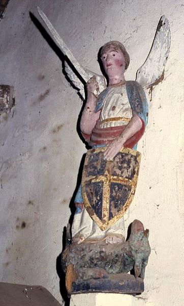 groupe sculpté : Saint Michel et le dragon
