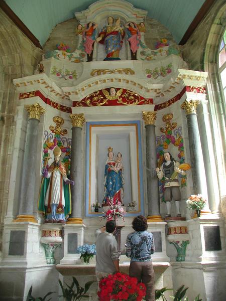 Retable du maître-autel et trois statues : Saint Isidore, Saint évêque (Saint Gervais) et Notre-Dame des Fleurs