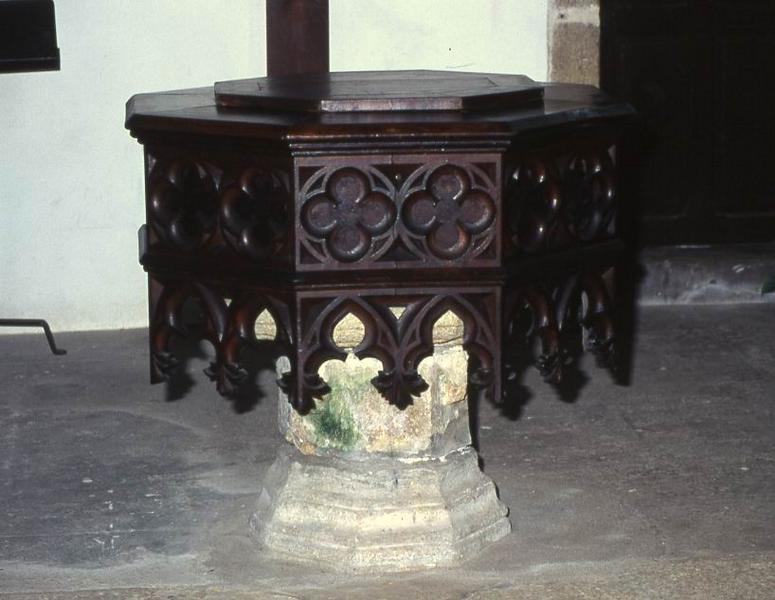 fonts baptismaux et son couvercle néo-gothique - © Monuments historiques