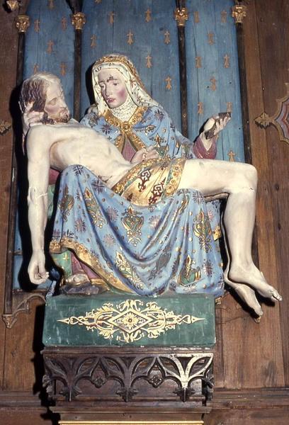 groupe sculpté : Vierge de Pitié et son dais - © Monuments historiques