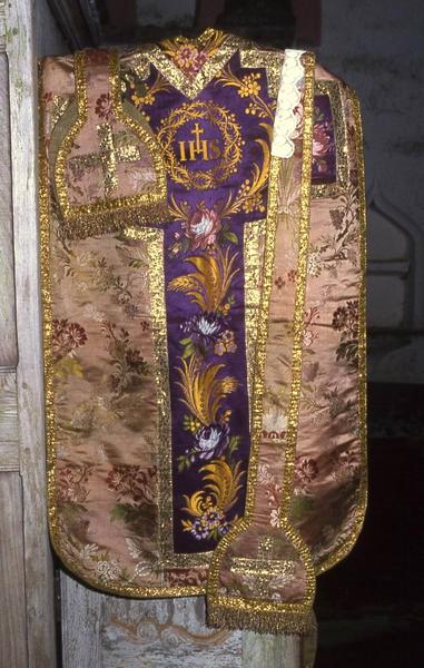 ornement liturgique : chasuble, étole de clerc, voile de calice, manipule et bourse de corporal - © Monuments historiques