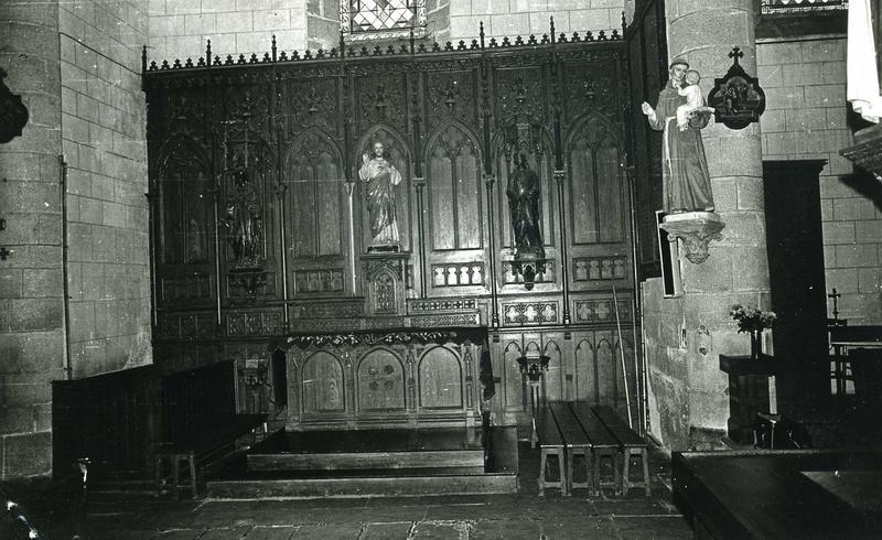 retable et autel du transept nord, et deux statues : Vierge des sept douleurs et Sainte (ou Saint Jean ?) - © Monuments historiques