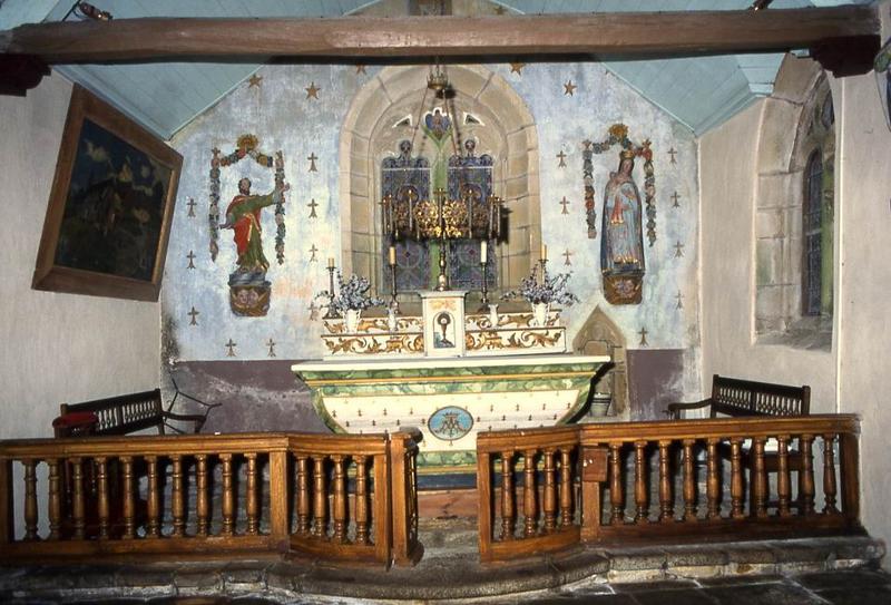clôture de choeur (table de communion), maître-autel et tabernacle, statues : saint Nicodème et Notre-Dame de la Rosée avec encadrement floral, peinture du chevet - © Monuments historiques
