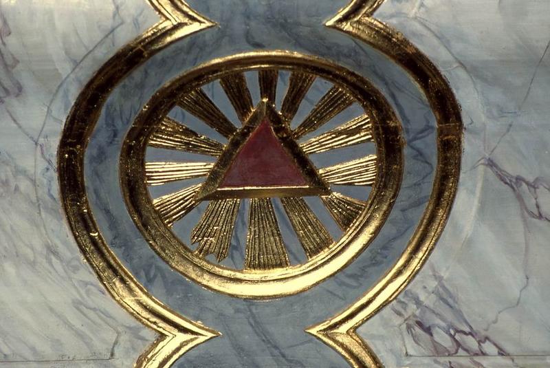autel du croisillon nord : détail motif central - © Monuments historiques