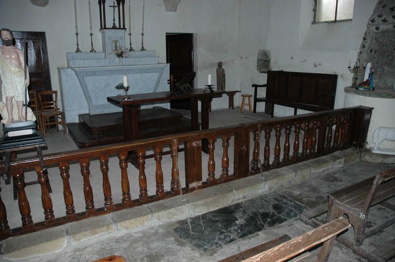 clôture de choeur (table de communion) et vue sur le maître-autel, statue : Saint Jean - © Monuments historiques