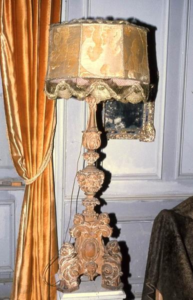 Deux chandeliers (candélabres tripodes)