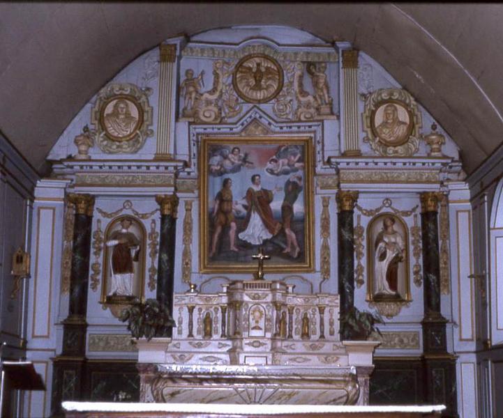 autel (maître-autel), tabernacle et retable, deux statues : Saint Etienne et Sainte Anastasie, tableau : Lapidation de saint Etienne et deux bas-reliefs (médaillons) : Louis XIV et Marie-Thérèse
