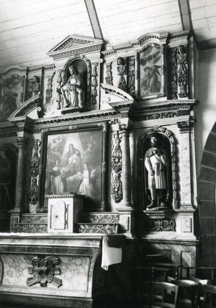 Retable latéral nord, ses trois statues : Notre-Dame de Lourdes, Saint Adrien et Saint Roch et son tableau : Le Rosaire