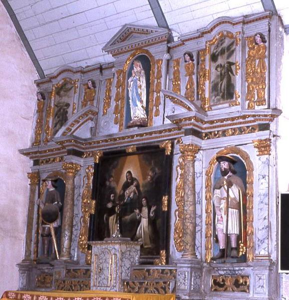 retable latéral nord, ses trois statues : Notre-Dame de Lourdes, Saint Julien et Saint Roch et son tableau : Le Rosaire
