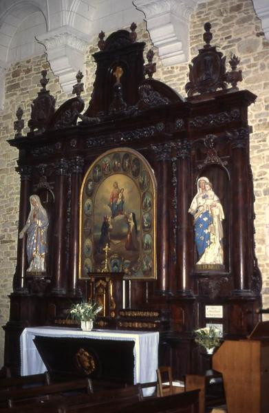 autel latéral nord, retable et deux statues : Vierge à l'Enfant et Vierge du Rosaire - © Monuments historiques