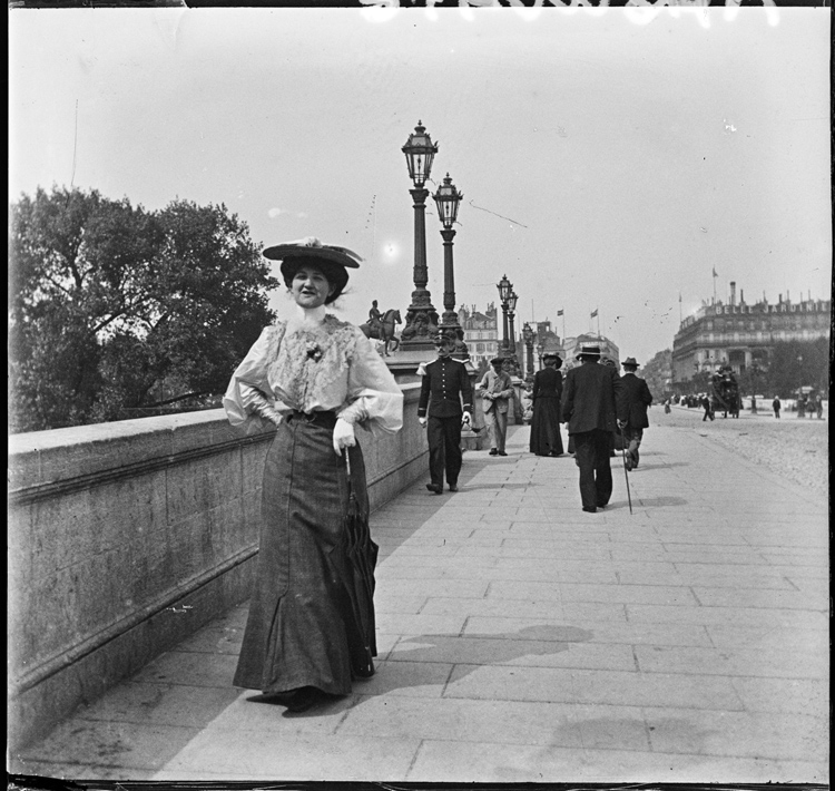 Élégante avançant sur le pont