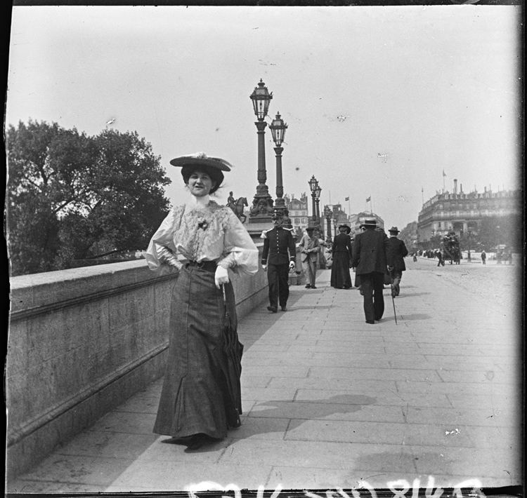 Élégante avançant sur le pont