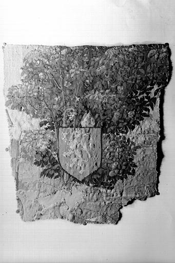 Fragment de tapisserie : verdure et blason épiscopal - © Ministère de la Culture (France), Médiathèque du patrimoine et de la photographie, diffusion RMN-GP