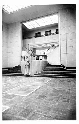 Aménagement intérieur après reconstruction : grand escalier, départ