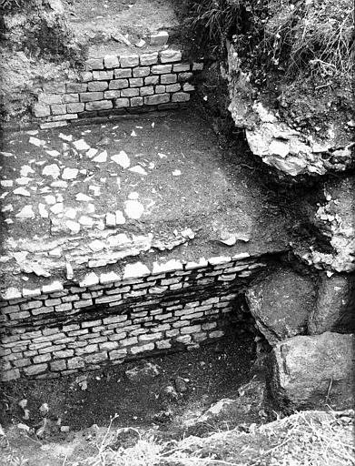 Section du front nord de l'enceinte trouvé en 1957, en bordure de la rue de la Réunion