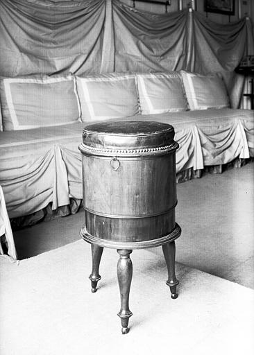 Tabouret de bureau Empire ayant appartenu au peintre ? ou architecte Pâris, acajou et maroquin vert, fin 18e siècle - © Ministère de la Culture (France), Médiathèque du patrimoine et de la photographie, diffusion RMN-GP