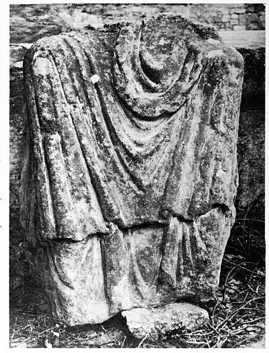 Fragments de sculptures : un Christ assis provenant d'un tympan de la croisée du transept (supposé)