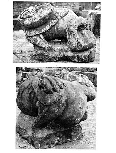 Fragments de sculptures : une base de colonne (supposé) A. chimère, B. dragon