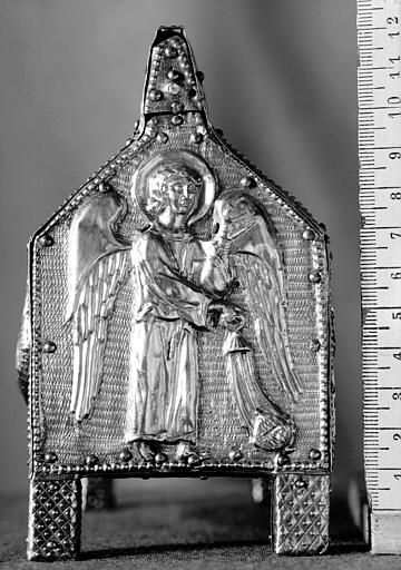 Châsse dite de saint Sernin, argent repoussé, en partie doré, fonds gravés à l'échoppe : pignon, ange thuriféraire