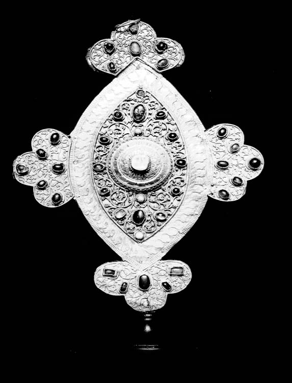 Reliquaire phylactère de la dent de saint Nicolas, filigrane et cabochons : face - © Ministère de la Culture (France), Médiathèque du patrimoine et de la photographie, diffusion GrandPalaisRmn Photo