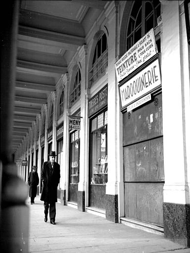 Vitrine de magasin : vue de profil