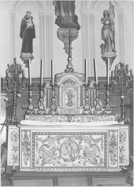 autel, 2 gradins d'autel, tabernacle, croix d'autel, 6 chandeliers d'autel (maître-autel)