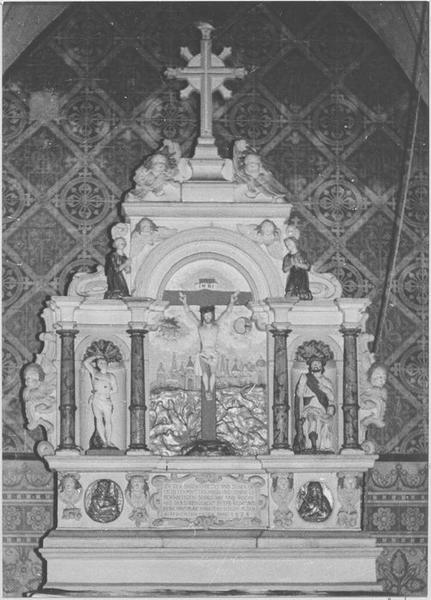 retable du maître-autel, bas-relief : Christ en croix, statue : saint Sébastien, groupe sculpté : saint Roch