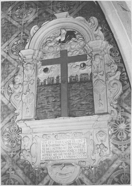 plaque funéraire de Pierre Klop et de sa femme, Anne Vensch : croix, Dieu le père et la Colombe du saint Esprit (la)