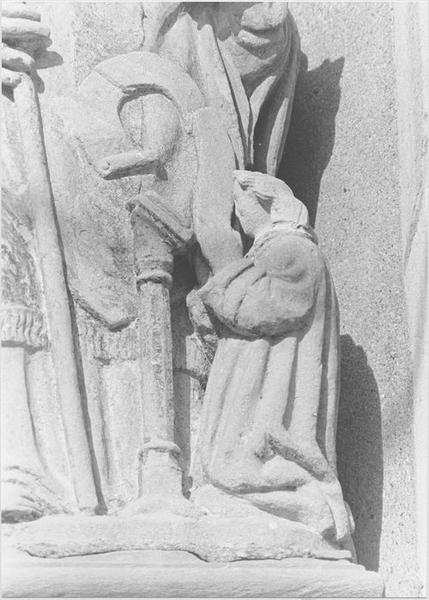 groupe sculpté : saint Léger et un donateur (détail sur le donateur)