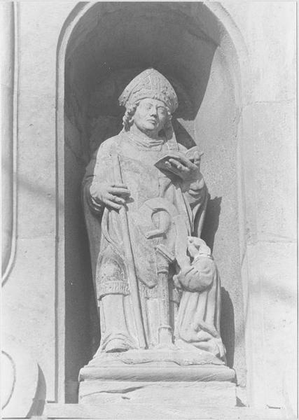 groupe sculpté : saint Léger et un donateur