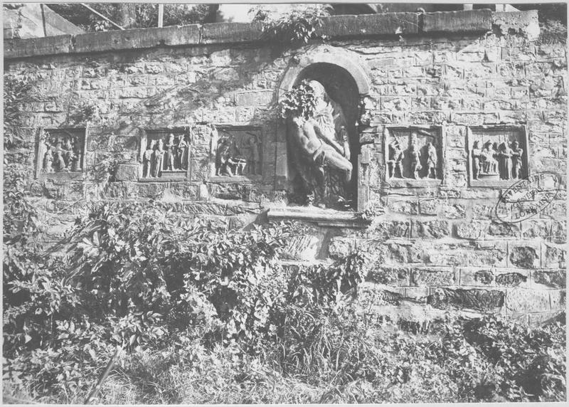 vue d'ensemble de cinq stations du chemin de croix : Jésus devant Pilate, la Flagellation, le Couronnement d'épines, Ecce Homo, Jésus et Véronique (in situ)