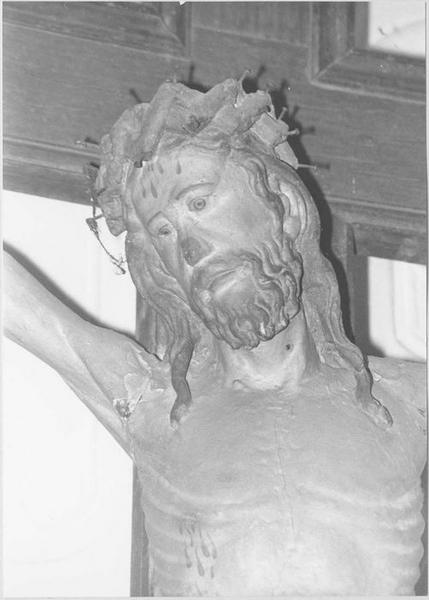 statue : Christ en croix (vue rapprochée du visage)