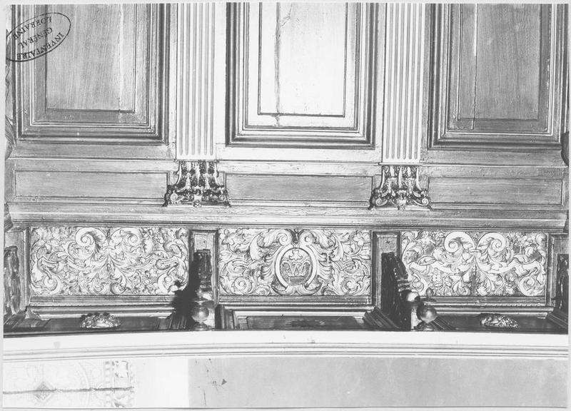 lambris de revêtement, stalles (détail des pilastres et de la frise)