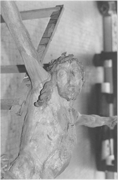 statue : le Christ en croix (vue rapprochée visage)