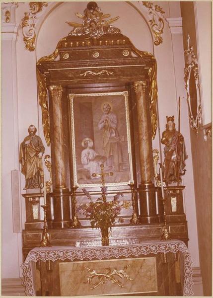 autel, retable : saint Joseph en charpentier, 2 statues : saint Pierre et saint Georges (autel secondaire)