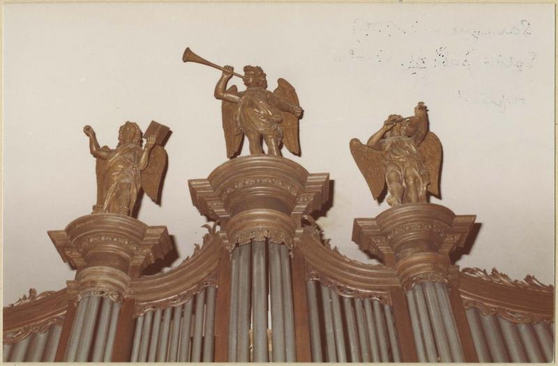 orgue de tribune : tribune et buffet d'orgue (détail sculptures de la partie supérieure)