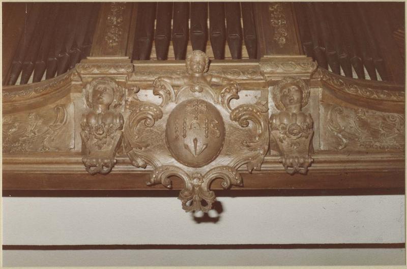 orgue de tribune : tribune et buffet d'orgue (détail inféieure, au-dessus de l'entrée de l'église)